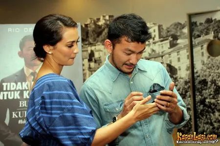Foto Atiqah Hasiholan