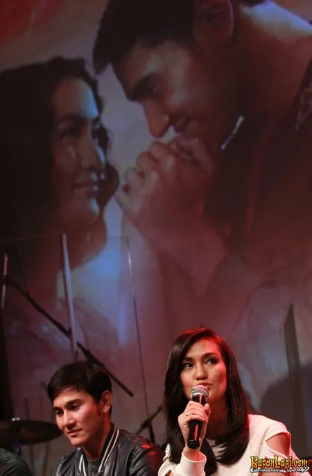 Foto Atiqah Hasiholan
