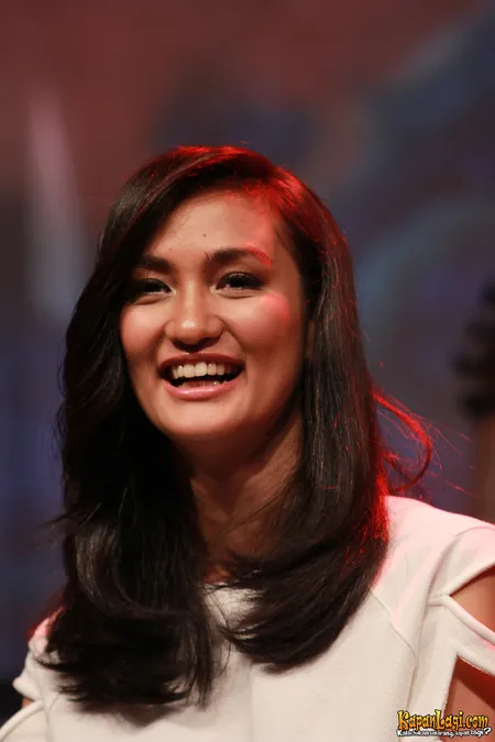 Foto Atiqah Hasiholan
