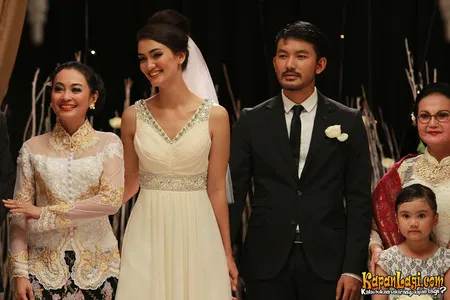 Foto Atiqah Hasiholan