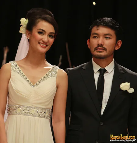 Foto Atiqah Hasiholan