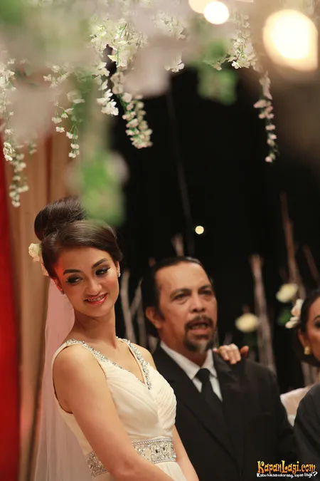 Foto Atiqah Hasiholan