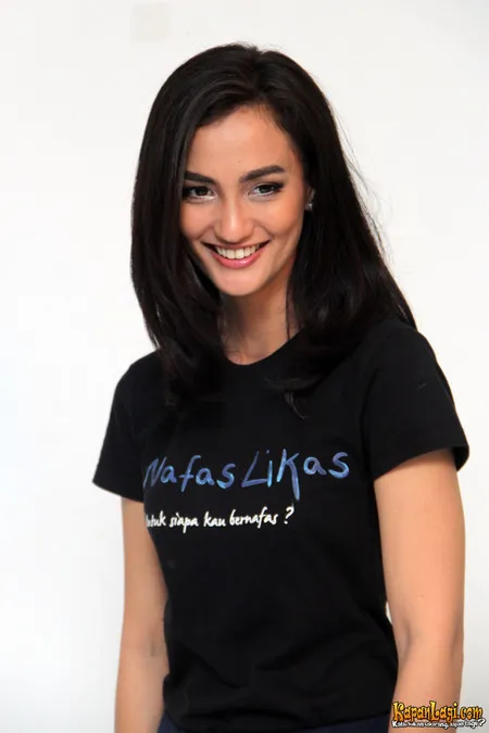 Foto Atiqah Hasiholan