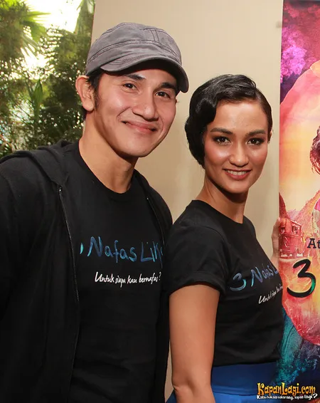 Foto Atiqah Hasiholan