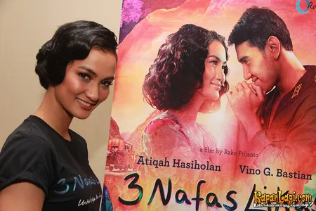 Foto Atiqah Hasiholan