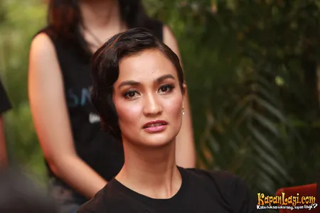 Foto Atiqah Hasiholan