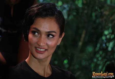 Foto Atiqah Hasiholan