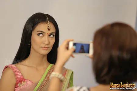 Foto Atiqah Hasiholan