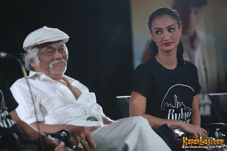 Foto Atiqah Hasiholan