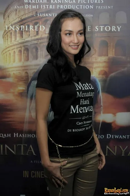 Foto Atiqah Hasiholan