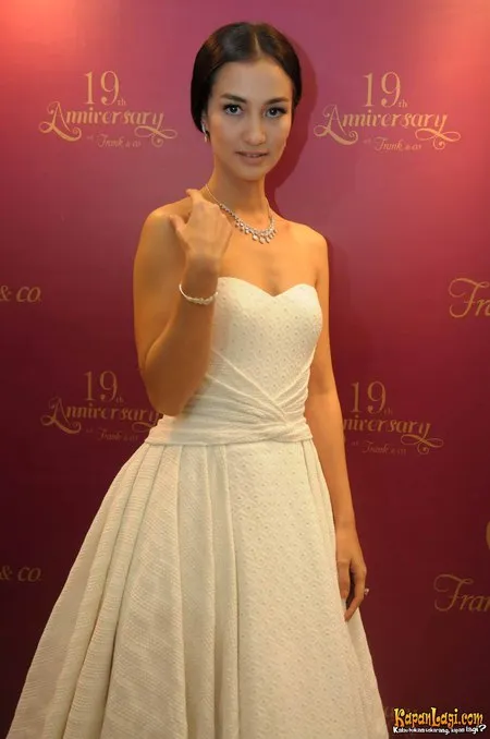 Foto Atiqah Hasiholan