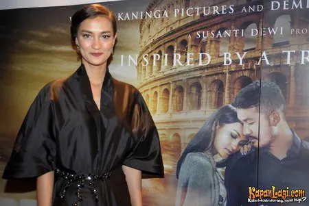 Foto Atiqah Hasiholan