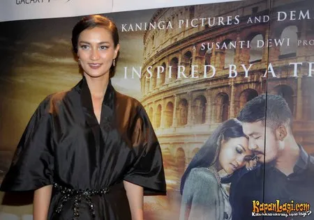 Foto Atiqah Hasiholan