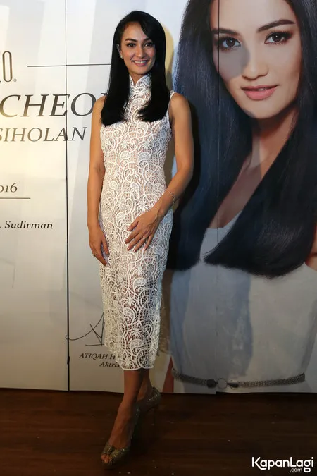 Foto Atiqah Hasiholan