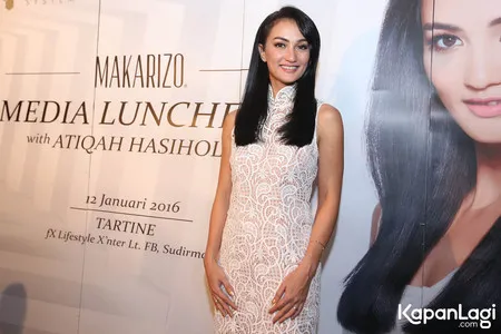 Foto Atiqah Hasiholan