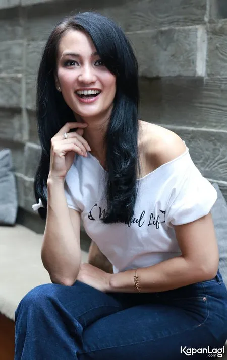 Foto Atiqah Hasiholan