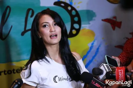 Foto Atiqah Hasiholan