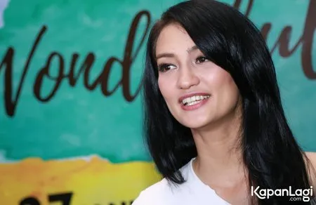 Foto Atiqah Hasiholan