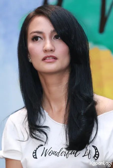 Foto Atiqah Hasiholan