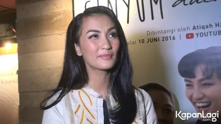 Foto Atiqah Hasiholan