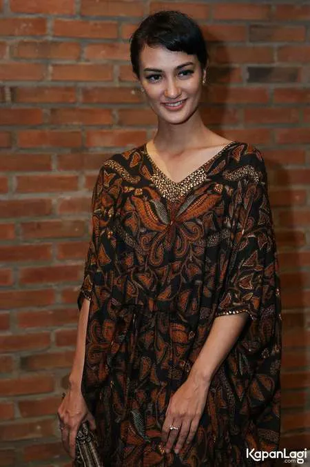 Foto Atiqah Hasiholan