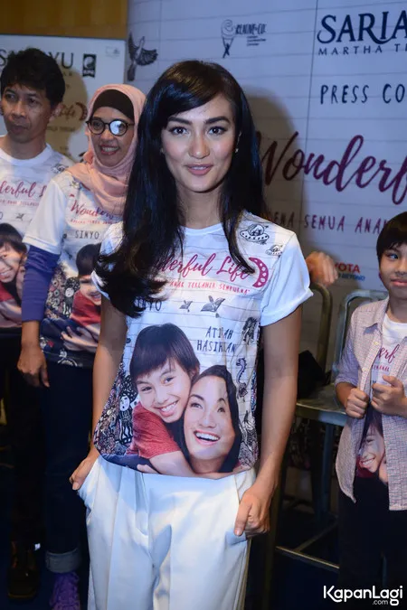 Foto Atiqah Hasiholan