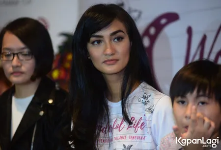 Foto Atiqah Hasiholan