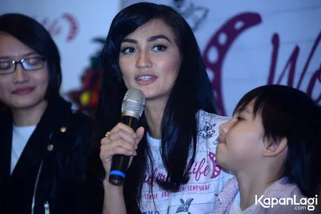 Foto Atiqah Hasiholan