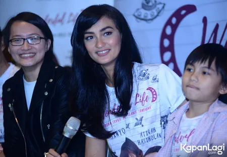 Foto Atiqah Hasiholan