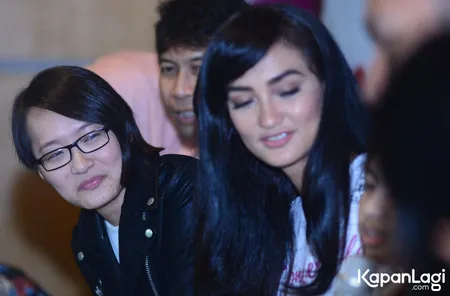 Foto Atiqah Hasiholan