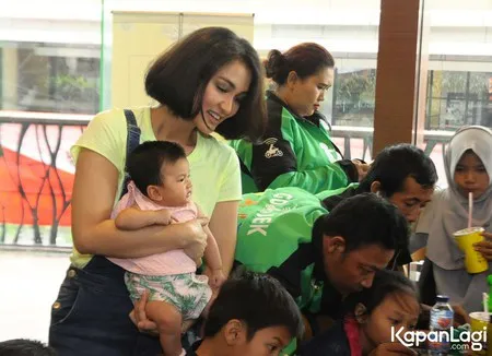 Foto Atiqah Hasiholan