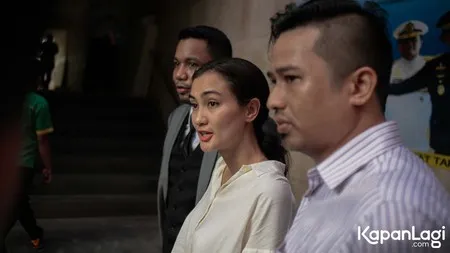 Foto Atiqah Hasiholan