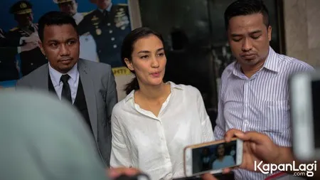 Foto Atiqah Hasiholan