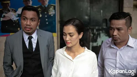 Foto Atiqah Hasiholan