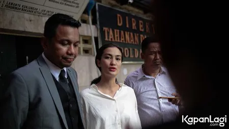 Foto Atiqah Hasiholan