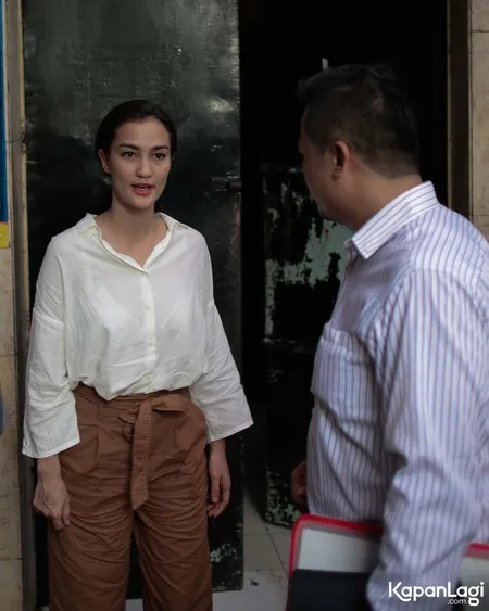 Foto Atiqah Hasiholan