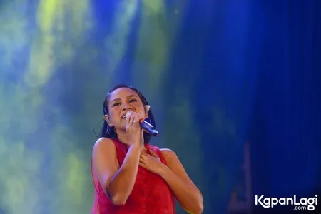 Foto Atiqah Hasiholan