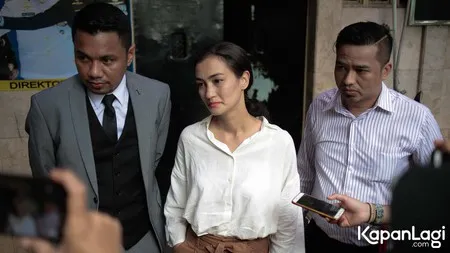 Foto Atiqah Hasiholan