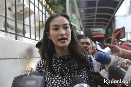 Foto Atiqah Hasiholan