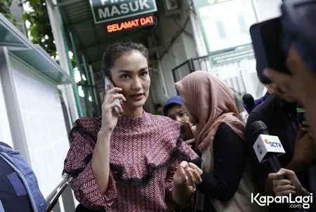 Foto Atiqah Hasiholan