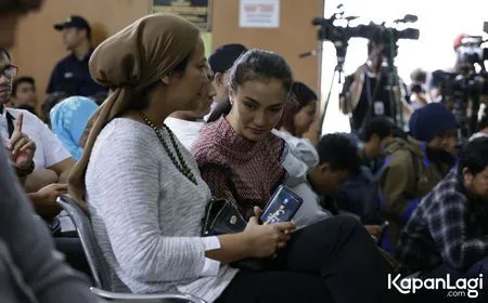 Foto Atiqah Hasiholan