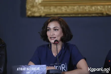 Foto Atiqah Hasiholan