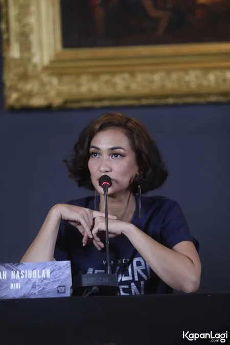 Foto Atiqah Hasiholan