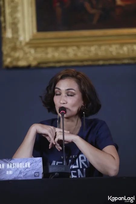 Foto Atiqah Hasiholan