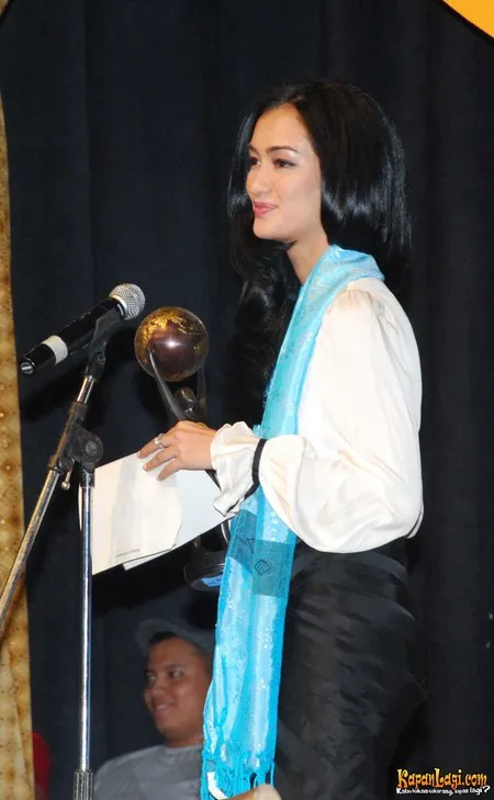 Foto Atiqah Hasiholan