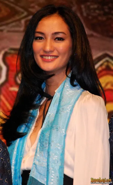 Foto Atiqah Hasiholan