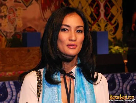 Foto Atiqah Hasiholan