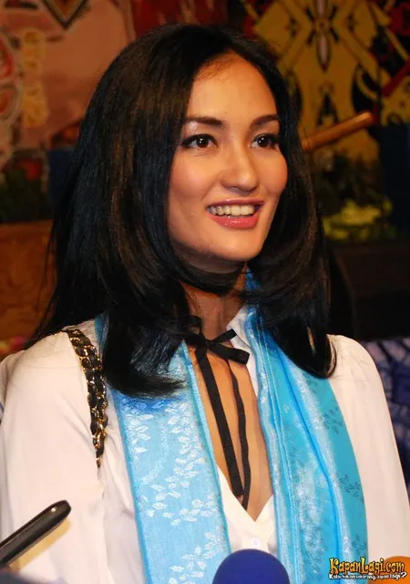 Foto Atiqah Hasiholan
