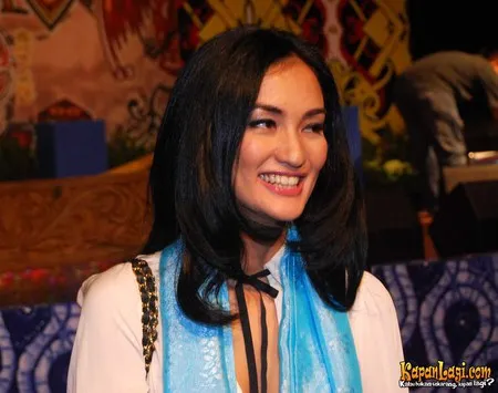 Foto Atiqah Hasiholan