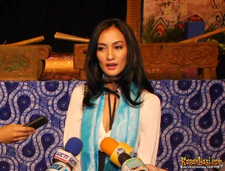 Foto Atiqah Hasiholan
